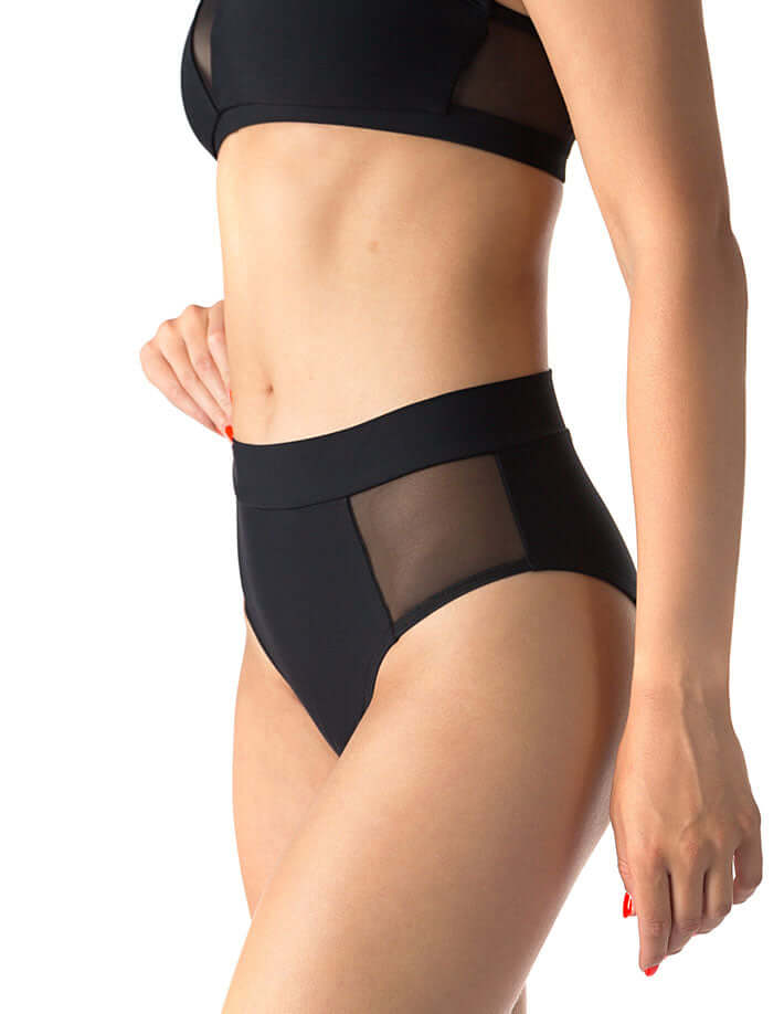 Svarta meshshorts med hög midja och nätpaneler på sidorna, sportig stil.