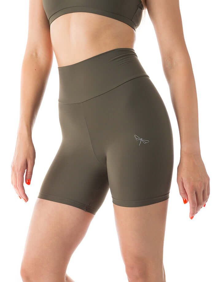 Khakifärgade korta leggings med hög midja och diskret logga på benet.