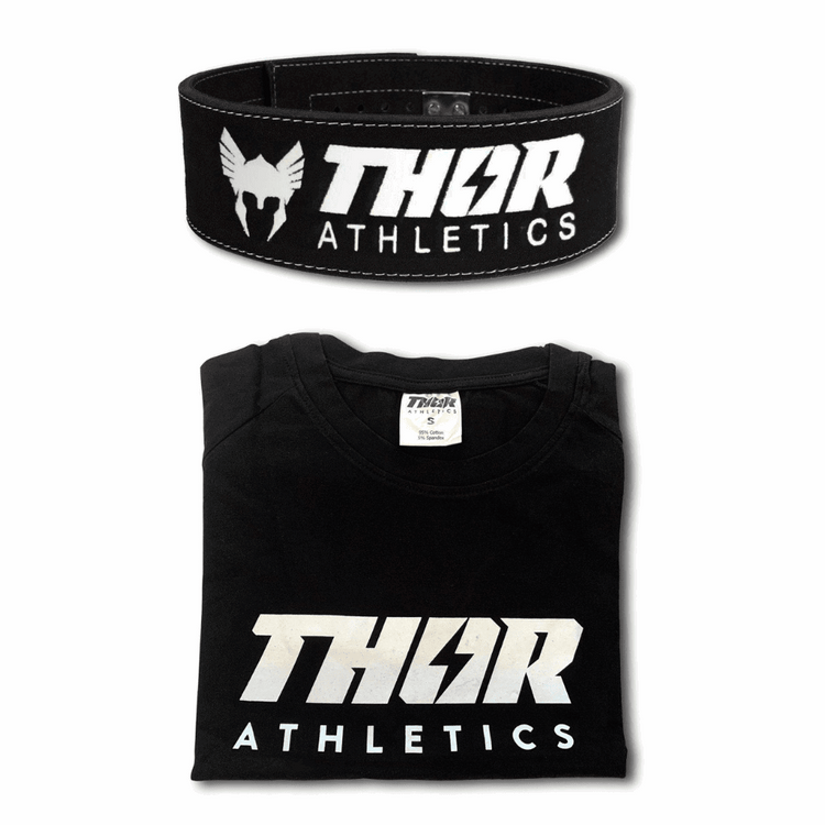 Svart lyftbälte och svart t-shirt med vitt THOR ATHLETICS-tryck, stilren design.