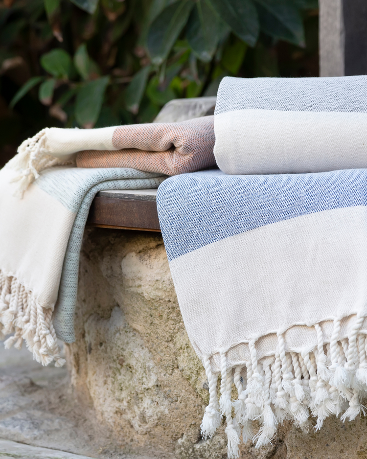 Grå turkisk hammam handduk med fransar, lätt och kompakt för strand och spa.