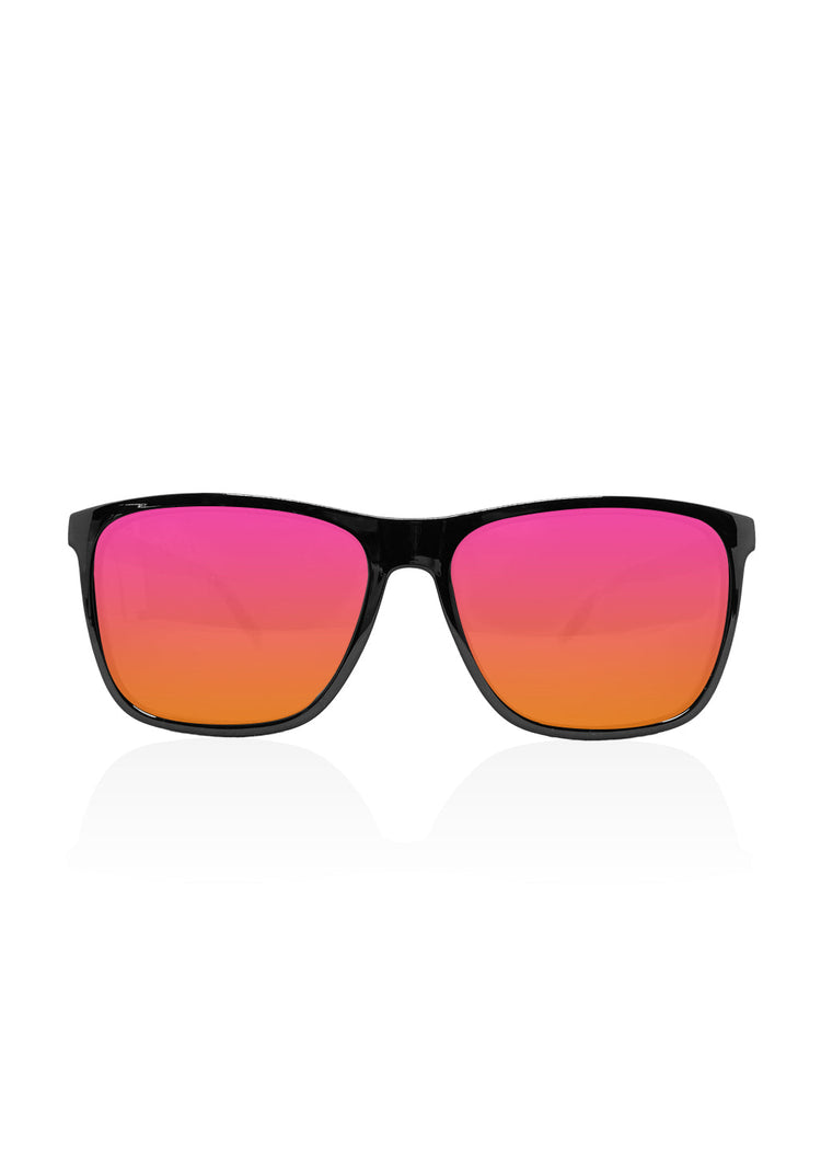 Svarta wayfarer-solglasögon med rosa-orange gradientlinser och plastfront.
