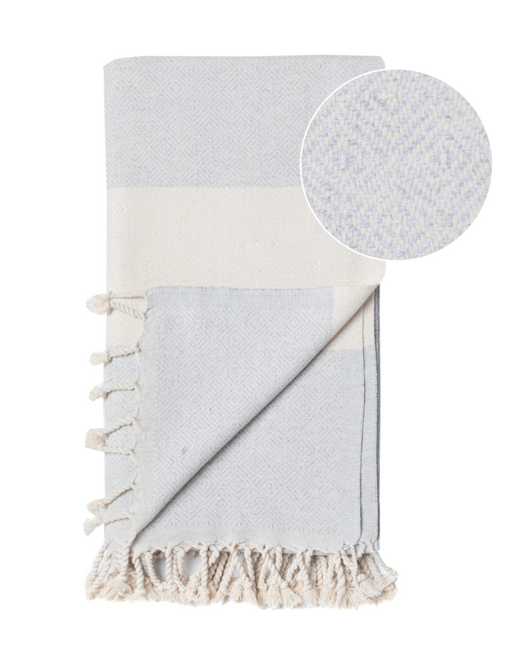 Grå och vit hammam handduk med geometriskt mönster och fransar i bomull.