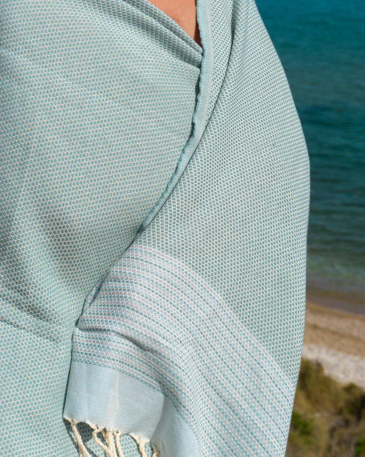 Ljusblå och mintfärgad turkisk hammamhandduk i bomull med fransar, använd vid stranden eller spa.