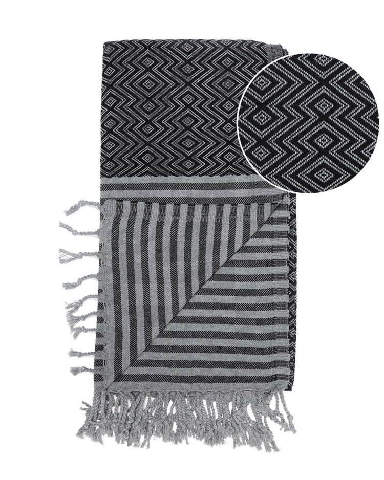 Svart Hammam-handduk med diamant- och randmönster i turkisk bomull, fransar i ändarna.