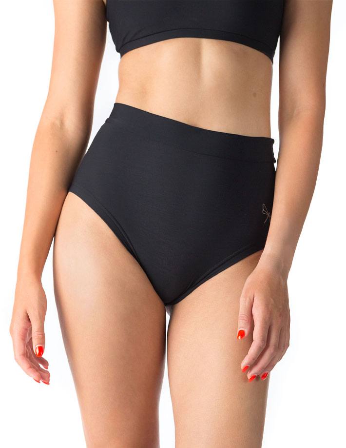 Svarta högmidjade träningsshorts med scrunch-detalj i midjan, figurnära passform.