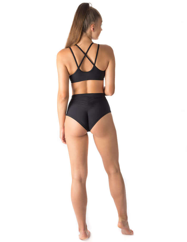 Svarta träningsshorts med hög midja och figurnära passform, bakifrån, sportig stil.