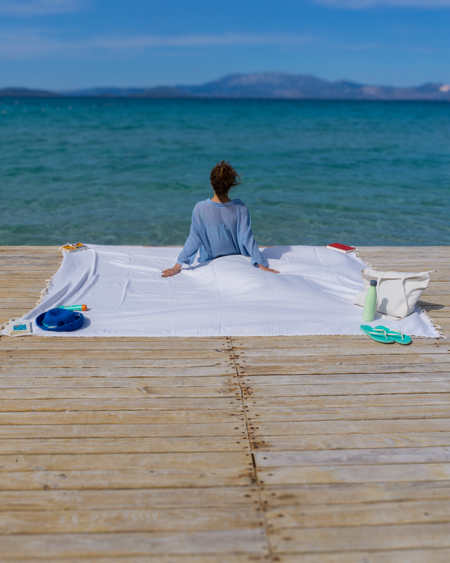 Vit XXL hammamhandduk i bomull, storlek för strand med tofsdetaljer och slät yta.