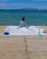 Vit XXL hammamhandduk i bomull, storlek för strand med tofsdetaljer och slät yta.