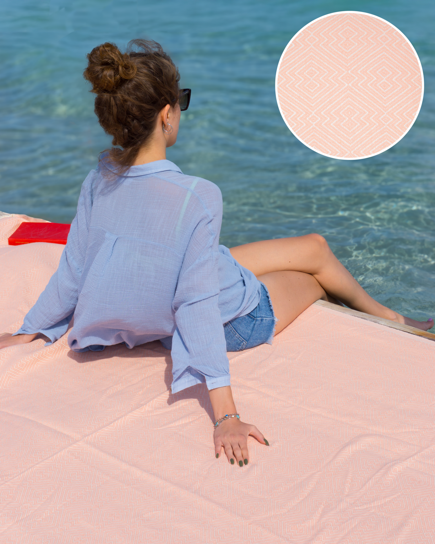 Mjuk salmonfärgad XXL strandhandduk i certifierad bomull med subtilt rutmönster och fransar.