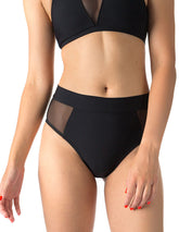 Svarta högmidjade meshshorts med insydda meshpaneler på sidorna för sommarträning.
