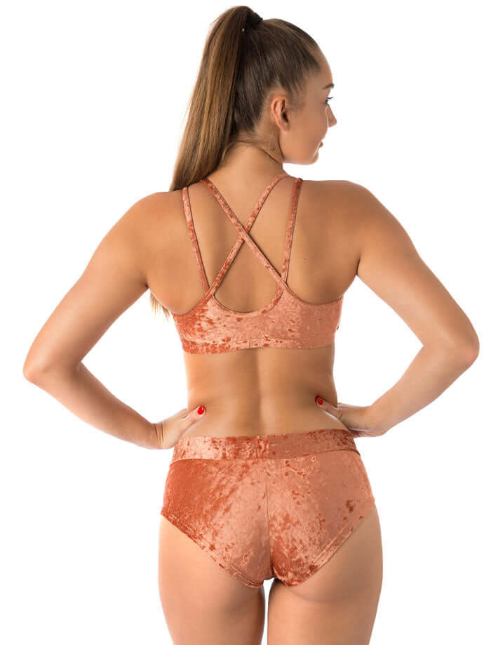 Bronzefärgad sammetstränings-BH med korsade, tunna axelband och mjuk passform.