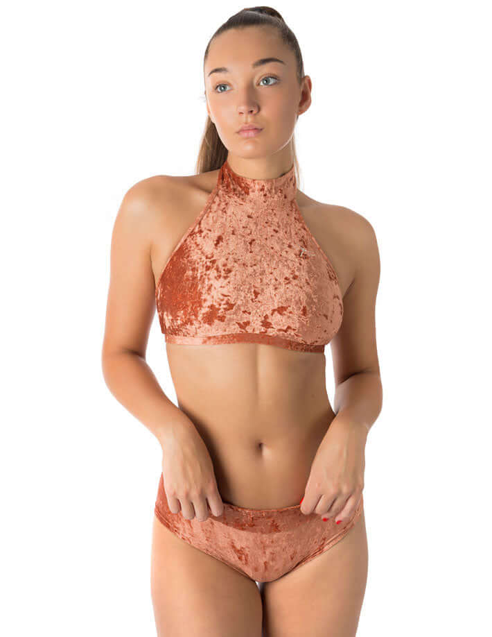 Sammetstopp i bronzefärgad velour med hög halstablett och elegant halsbandsdetalj.