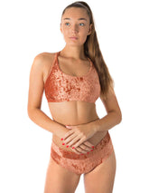 Bronzefärgad sammet sport-bh med brett stöd och elastiska axelband, tåligt fukttransporterande material.