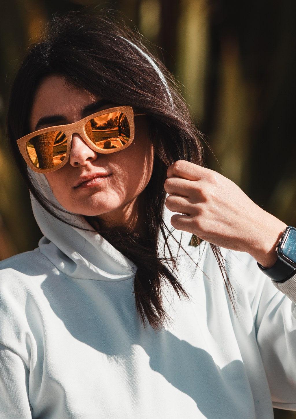 Wayfarer-solglasögon i svartpolerad bambu med reflekterande orangea polariserade linser och flexibla gångjärn.