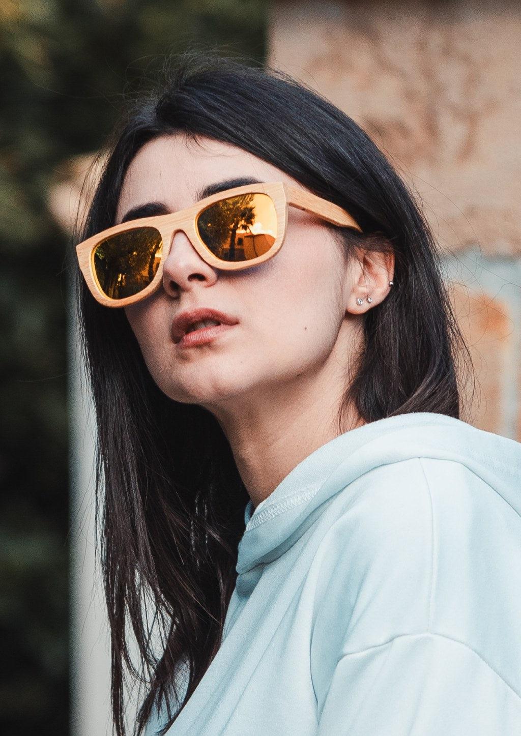 Wayfarer solglasögon i ljus naturlig bambu med polariserade spegelglas och flexibla gångjärn.