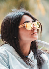 Wayfarer solglasögon i ljus naturlig bambu med polariserade spegelglas och flexibla gångjärn.