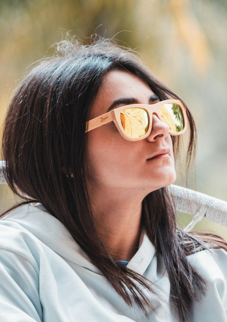 Wayfarer solglasögon i ljus naturlig bambu med polariserade spegelglas och flexibla gångjärn.