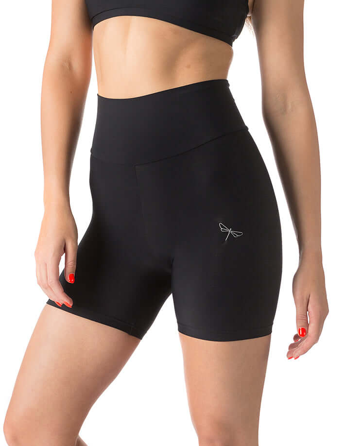 Svarta korta träningsleggings med hög midja och diskret söm fram, bekvämt stretchmaterial.