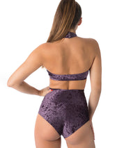 Lila sammetstopp med halterneck och öppen rygg i mjukt, sammetsliknande tyg.