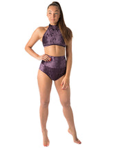 Lila sammetsmadras med hög halsringning och diskret glans, matchande höga shorts.