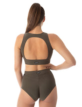 Khakifärgad sportbh med öppen rygg och meshpanel, tight passform för aktivt bruk.