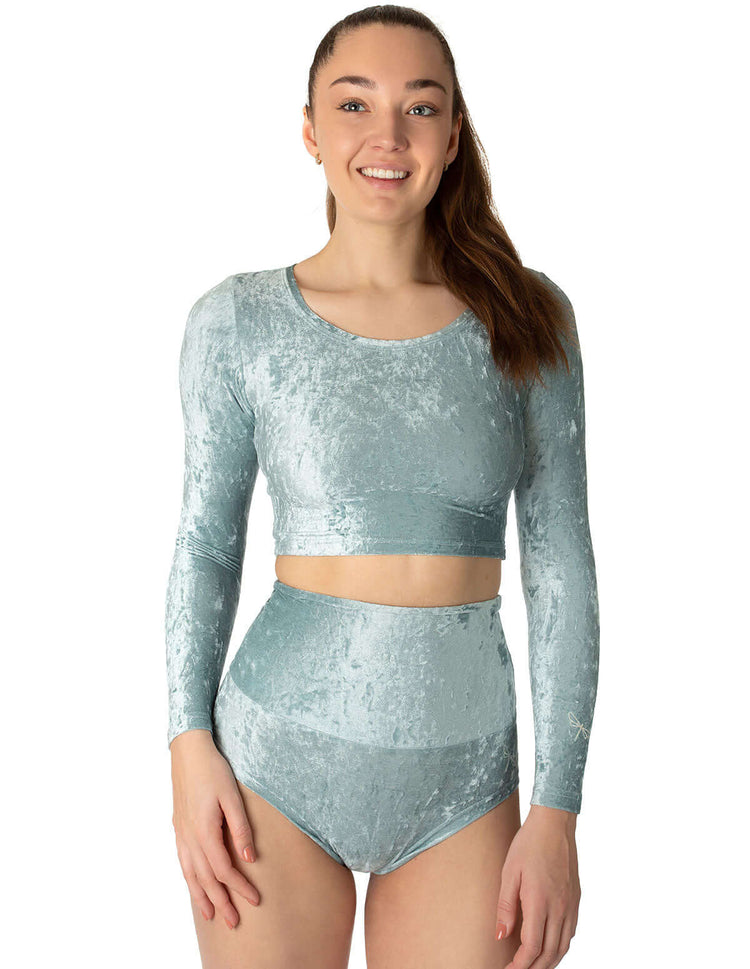 Kortärmad sammetstopp i frostblå med rund halsringning och mjuk glans.