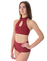 Röd sport-bh med hög halsringning och nyckelhålsdetalj i mjukt elastiskt tyg.