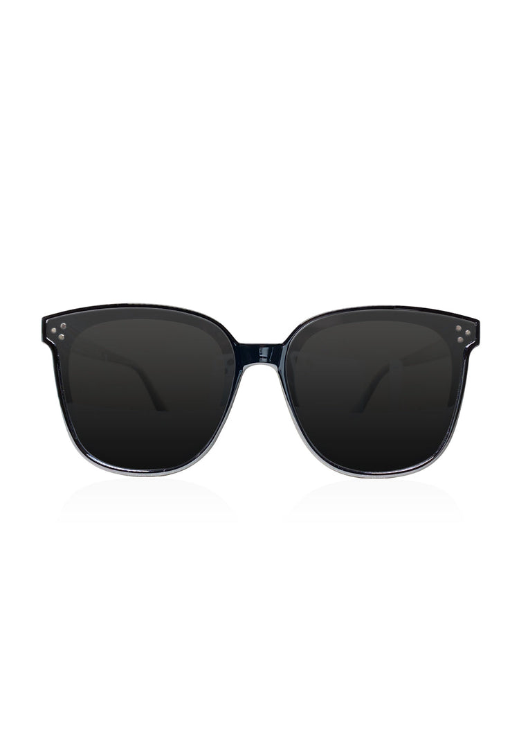 Svarta wayfarer-solglasögon med stor ram och mörka linser från Dahlia Babylon serien.