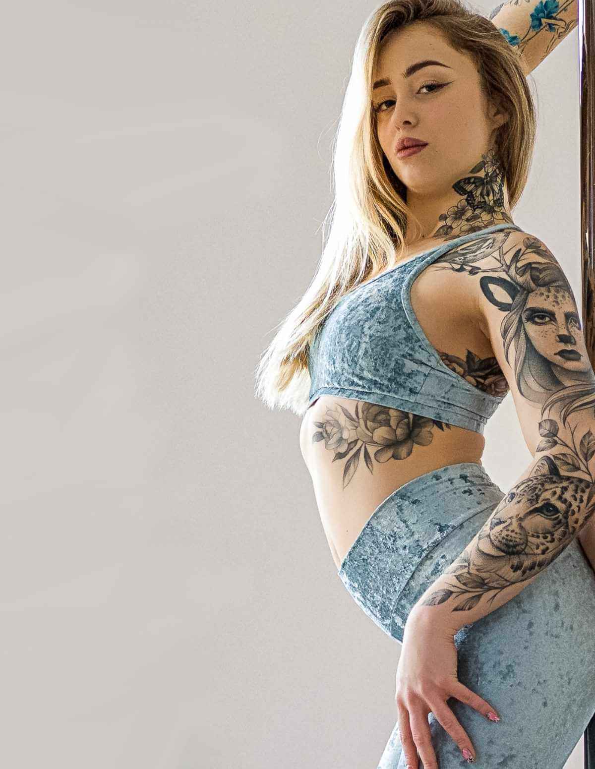 Blå sammet aktiv-BH med breda axelband och mjuk elastisk passform, träningskomfort.