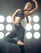 Svarta högmidjade yogaleggings i stretchigt material med matt finish och slät design.