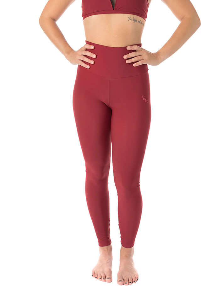 Högmidjade röda yogaleggings med smickrande passform och stretchigt material.