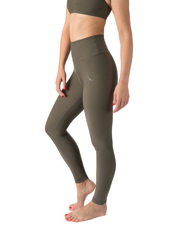 Khakifärgade högmidjade yogaleggings i stretchigt material med diskret logga på höften.