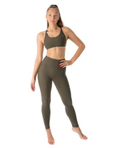 Mörkgrön högmidjad yogaleggings med bred midjeresår, figurnära passform i mjukt material.