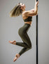 Mörkgrön högmidjad yogaleggings i stretchigt material med slät passform och diskret söm detalj.