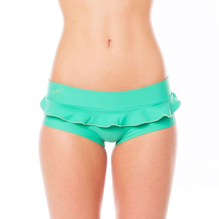 Mintgröna shorts med volangdetalj och bred midjeresår i stretchigt tyg.