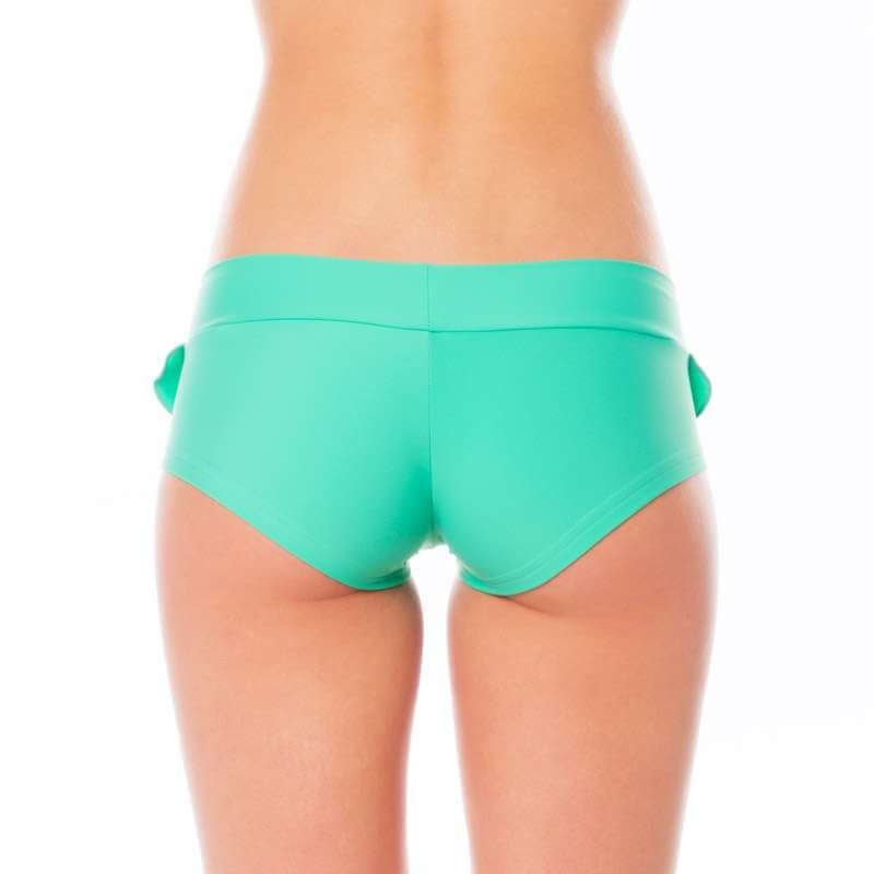 Mintgröna shorts med frilldetaljer och bred midjeresår i mjukt tyg.