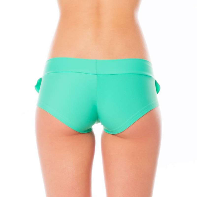Mintgröna shorts med frilldetaljer och bred midjeresår i mjukt tyg.