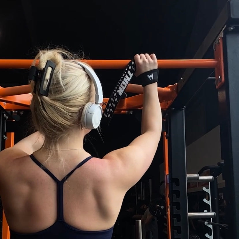 Svart lyftrem med extra grepp runt hand och handled under styrketräning med bomullsmaterial.