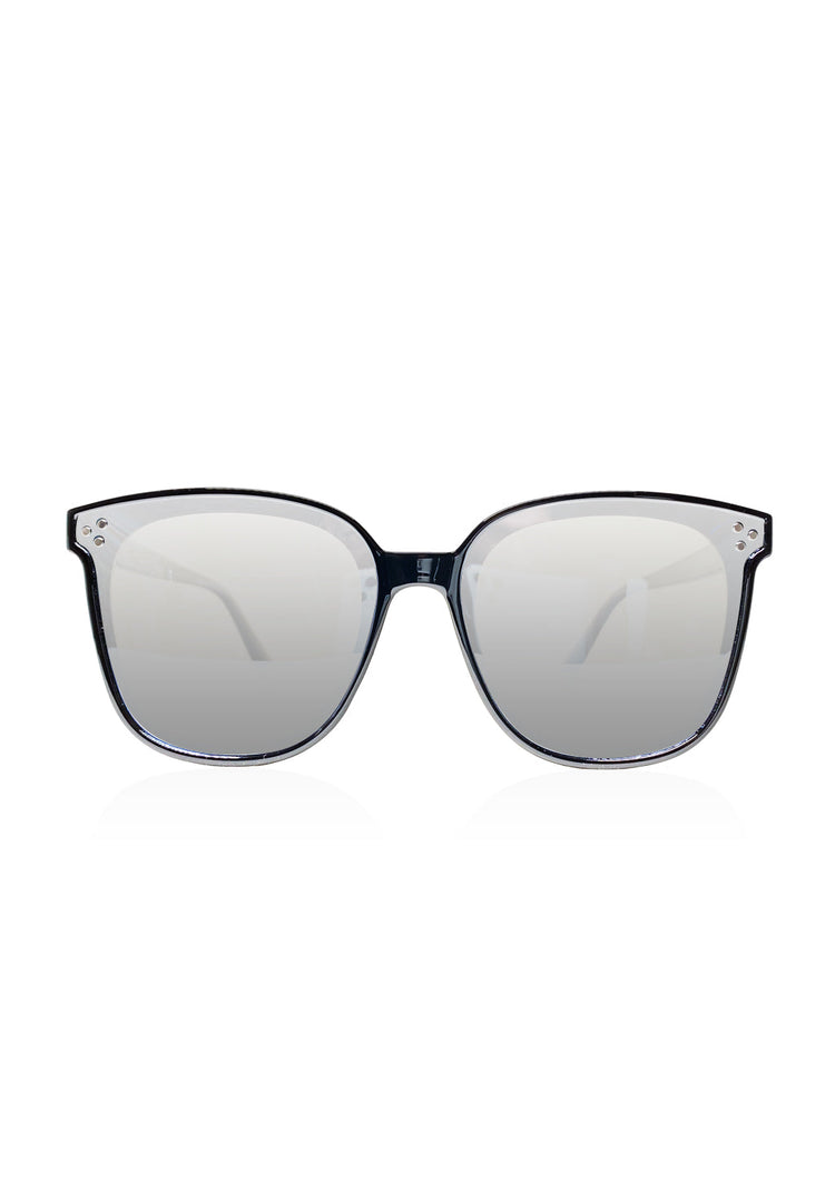 Svarta wayfarer-solglasögon med större bågar och spegelglas i silverfärg.