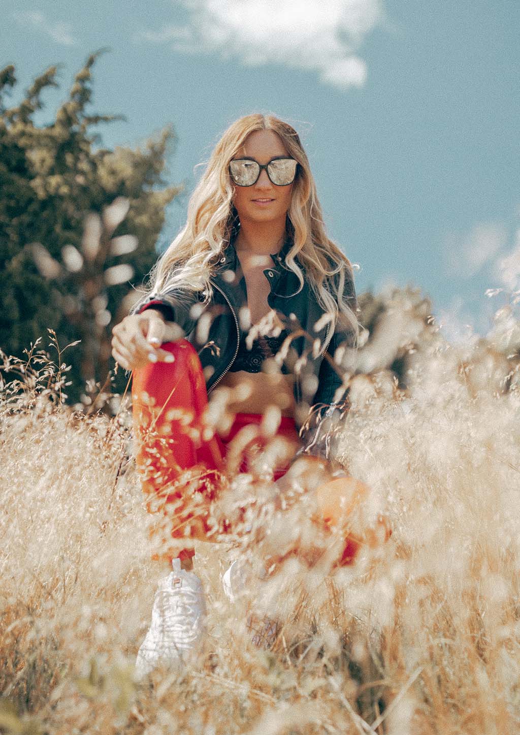 Solglasögon med större svarta wayfarer-bågar och spegelglas i silverfinish.