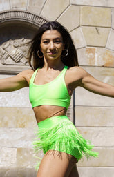 Limegröna dansshorts med fransar och elastisk midja i ventilerande tyg.