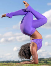 Lila spetsleggings med hög midja och matchande sport-bh i stretchigt material, utomhusmiljö.