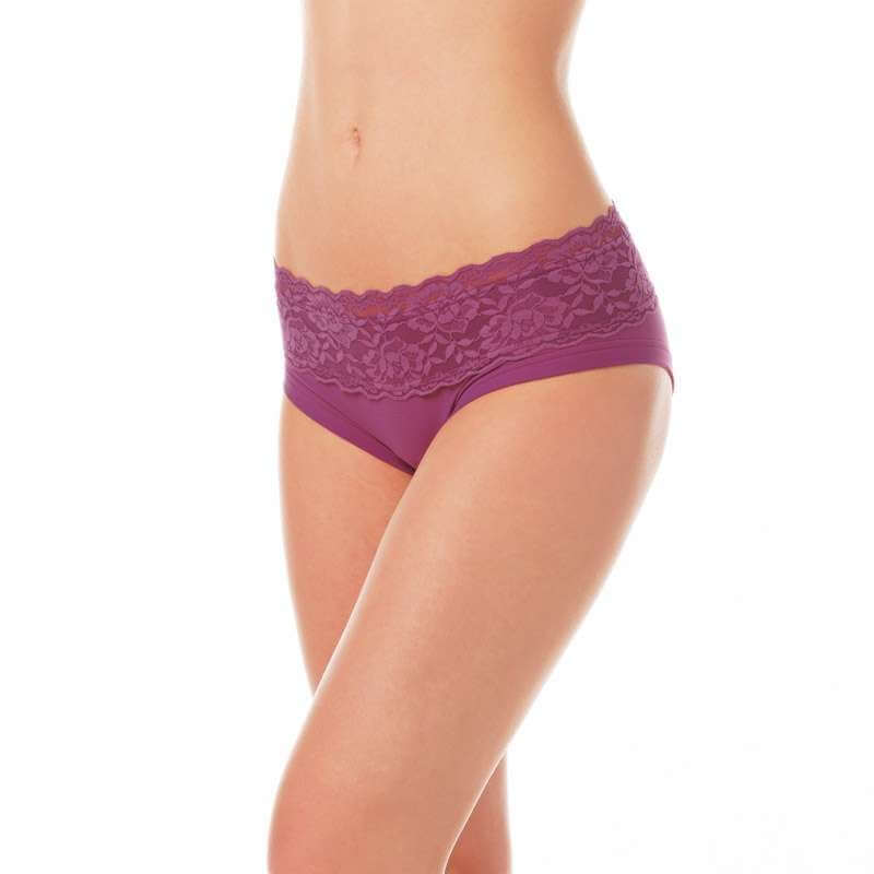 Lila spetsiga Mia Pole shorts med bred spetsmidja, mjuk stretchig passform.