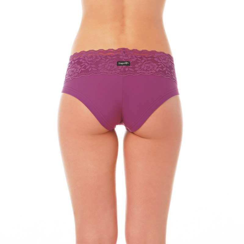 Mörklila spetsiga Mia pole shorts med bred spetslinning baktill.