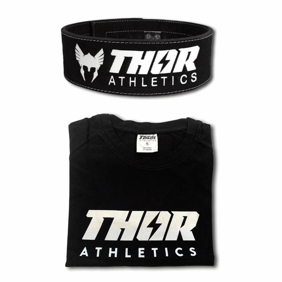 Svart lyftbälte och svart t-shirt med vitt THOR ATHLETICS-tryck, stilren design.