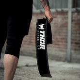 Svart läderlyftarbälte 10mm med vit logotyp THOR Athletics, robust och ergonomiskt designat.
