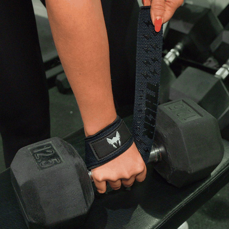 Blå lyftremmar med extra grepp runt handled, används för tung styrketräning med hantel.