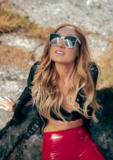 Solglasögon Babylon med vit och svart större Wayfarer-ram i slitstark plast med aluminiumgångjärn.