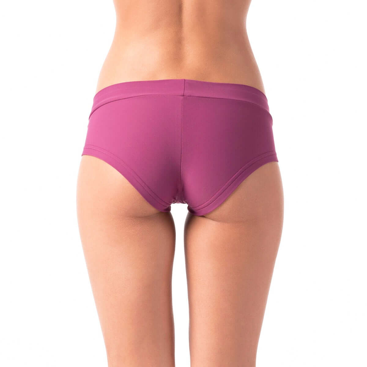 Lågmidjade shorts i rubinrött med mjukt stretchigt tyg och enkel design bakifrån.