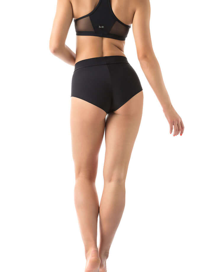 Svarta dansshorts med hög midja och tight passform på bakifrån sedd modell.